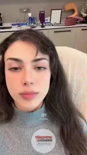 Lisa, Zeybik'in selfie çekerken yere düştüğü anı görüntüledi.