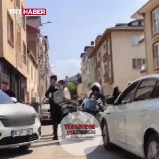 Bursa'da polisin "dur" ihtarına uymayarak motosikletini bırakıp kaçan sürücüye 469 bin TL ceza kesildi.