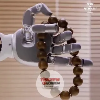 BrainCo adlı Çinli bir şirket, araştırma ve otomasyon çalışmaları için Revo3 adını verdiği hafif bir robotik el geliştirdi. Sadece 0,43 kg ağırlığında olan ve 21 serbestlik derecesine sahip robotik el, hassas hareketler için gelişmiş mikro aktüatörle