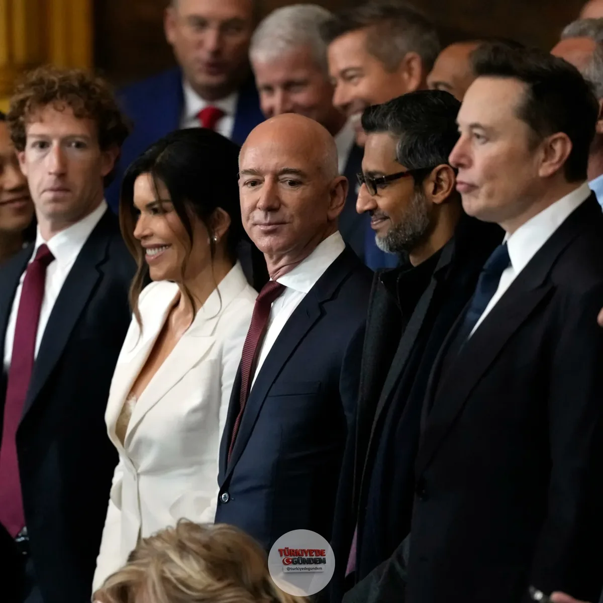Elon Musk, dünyanın ilk trilyoneri oldu. Musk'ın serveti, dünyanın en zengin diğer 4 isminin toplam servetini geride bıraktı. Tahmini serveti 1 trilyon 100 milyar dolar seviyesinde.
