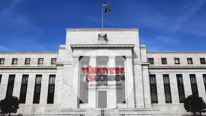 ABD'de enflasyonist baskılar artarken, Fed'in yeni başkanı ilk toplantısına hazırlanıyor. Piyasalar bu yıl için 25 baz puanlık bir faiz artışını fiyatlarken, 2027'de ikinci bir artış ihtimali yüzde 70 olarak görülüyor. Uzmanlar, güçlü istihdam verile