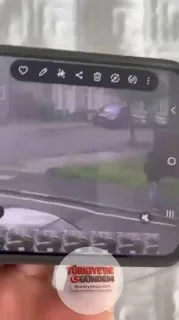 İngiltere'de 30 yaşındaki bir saldırgan, sokak ortasında 17 yaşındaki bir kızı boynundan bıçaklayarak ağır yaraladı.
