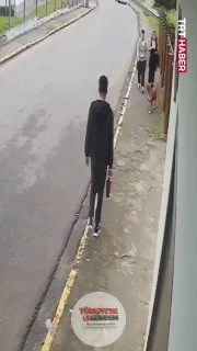 Brezilya'da okul çıkışında başıboş bir pitbull gençlere saldırdı, 1 kişi yaralandı.