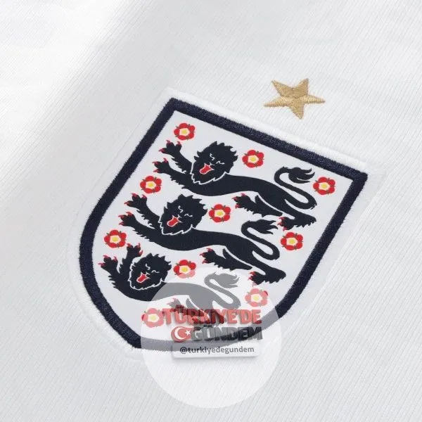 İngiltere Milli Takımı'nın Dünya Kupası için kamp yaptığı yerde hırsızlık yaşandı. Harry Kane ve Bellingham'ın kramponları kayboldu. Taktik panosu ve teknik ekipmanlar çalındı. Antrenman toplarının tamamı kayboldu, geriye yalnızca 1 top kaldı. Yaşana