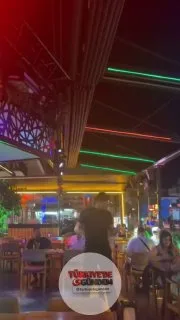 Marmaris'te bir işletmenin çalışanları tarafından müşterilerin önünde sergilenen dans;