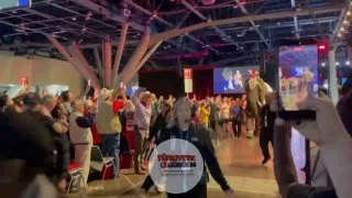 ABD'nin Houston kentinde düzenlenen Teksas Cumhuriyetçi Parti kongresine bir fil getirildi. Vali Greg Abbott'ın konuşmasının ardından fil, basın alanı ile delegelerin bulunduğu bölümün arasına idrarını yaptı.
