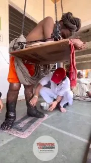 Hindistan'da Daulat Giri Ji Maharaj isimli bir adam, "ömür boyu ayakta kalma" ritüeline kendini adayabilmek için üniversite eğitimini yarıda bıraktı. İddialara göre Maharaj, Hindu tanrısı Mahadev'i görebilmek adına 12 yıldır hiç oturmadı ve bir deste