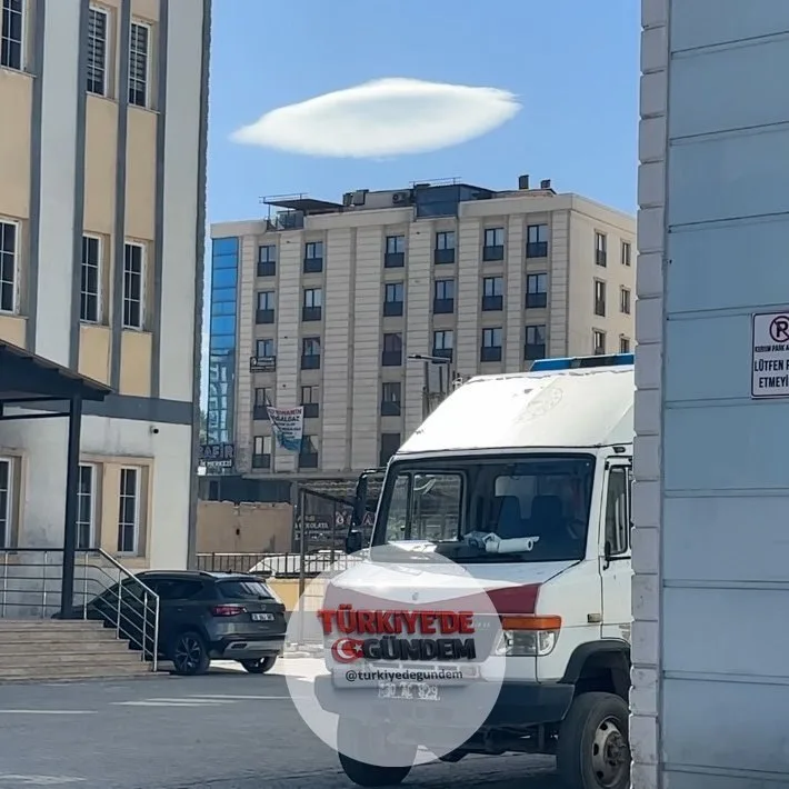 Hakkari'de UFO'yu andıran merceksi bulutlar görüntülendi.