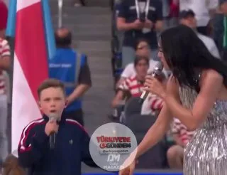 Dünya Kupası açılışında Katy Perry, 10 yaşındaki Norveçli şarkıcı Tius Luka'yı sahneye davet ederek herkesi şaşırttı.