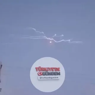 İran, Hürmüz Boğazı'nda yeniden provokasyona başvurdu. İran, Hürmüz Boğazı'ndan geçen ticari gemileri hedef almak üzere onlarca insansız hava aracı fırlattı. Bölgedeki rotanın güvenliğini sağlamakla görevli ABD Donanması, tüm hava araçlarını etkisiz
