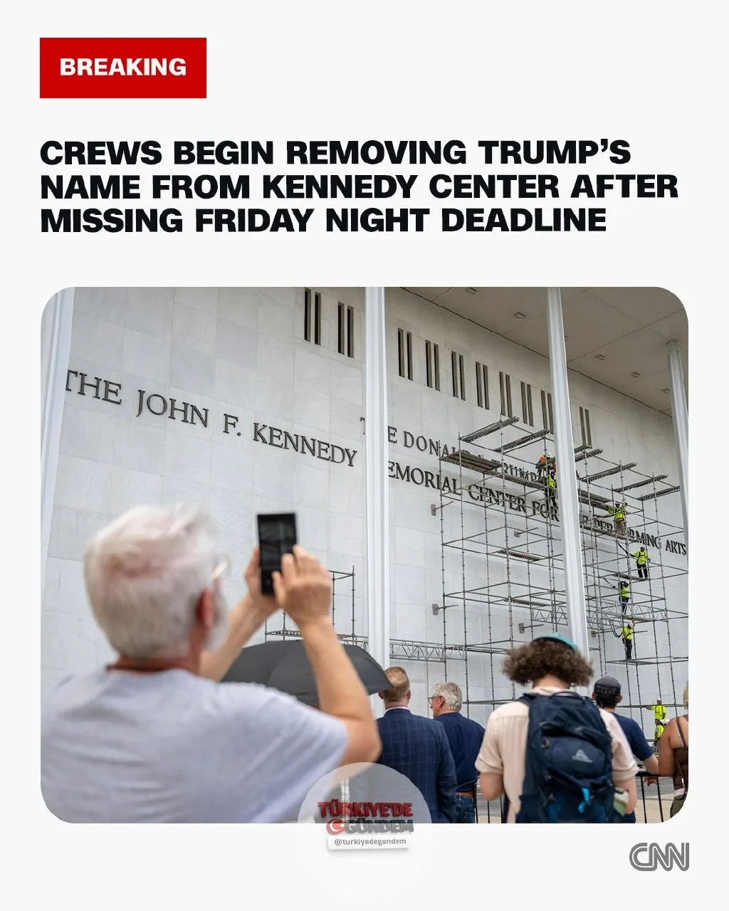 CNN ekibinin görüntülediği videoya göre, ekipler cuma gecesi verilen süreyi kaçırmalarının ardından Kennedy Center'daki Trump ismini kaldırmaya başladı.