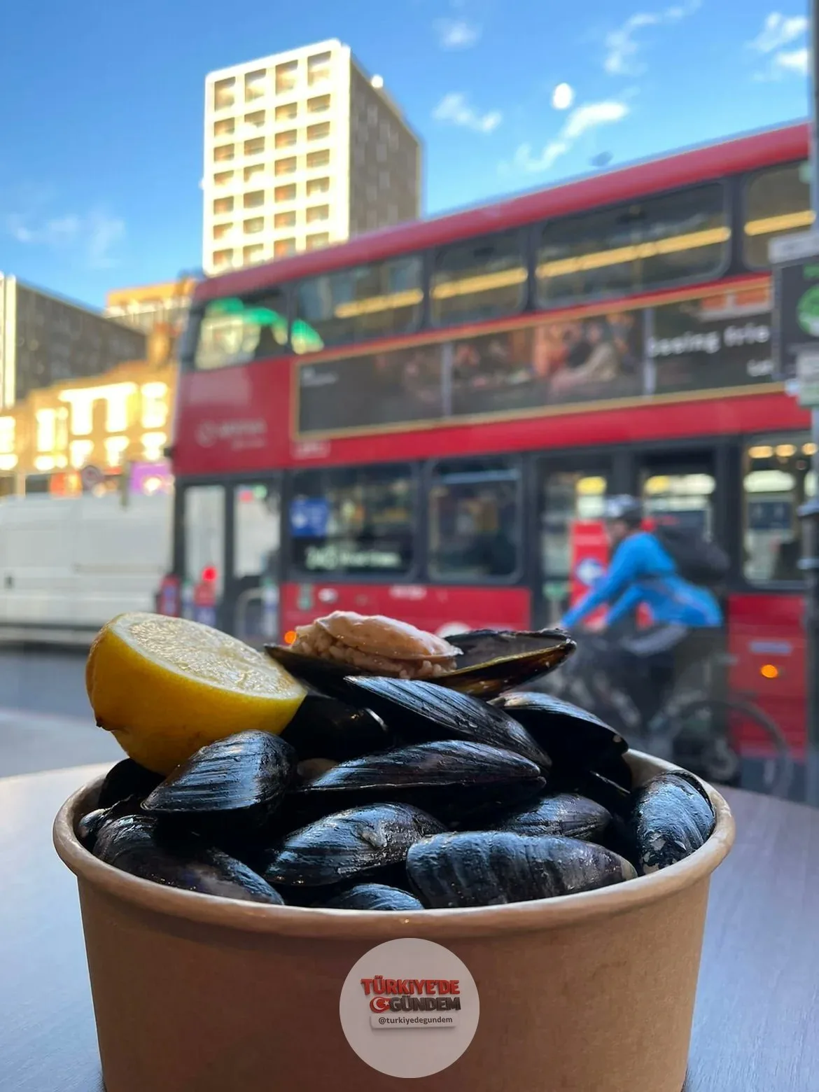Midyeci Ahmet, Londra şubesi için personel arıyor. Adaylar önce Beşiktaş'ta eğitim alacak, ardından Londra'da göreve başlayacak. Maaş ise yaklaşık 250 bin TL olacak.