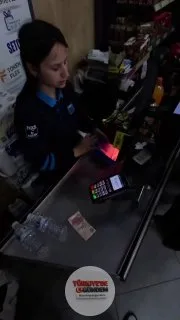 Süpermarketten Camsil alan bir vatandaş, kasiyerin gözleri önünde şişenin içindeki sıvıyı içti. O anlara tanıklık eden bir teyze ise yaşananları şaşkınlıkla izledi.