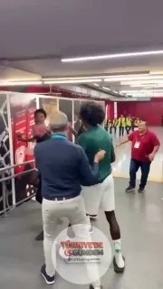 Olympiakos oyuncusu Tyrique Jones'un, maçın ardından soyunma odası koridorunda Panathinaikos forması giyen Kendrick Nunn'a saldırmaya çalıştığı anlar kameralara yansıdı.