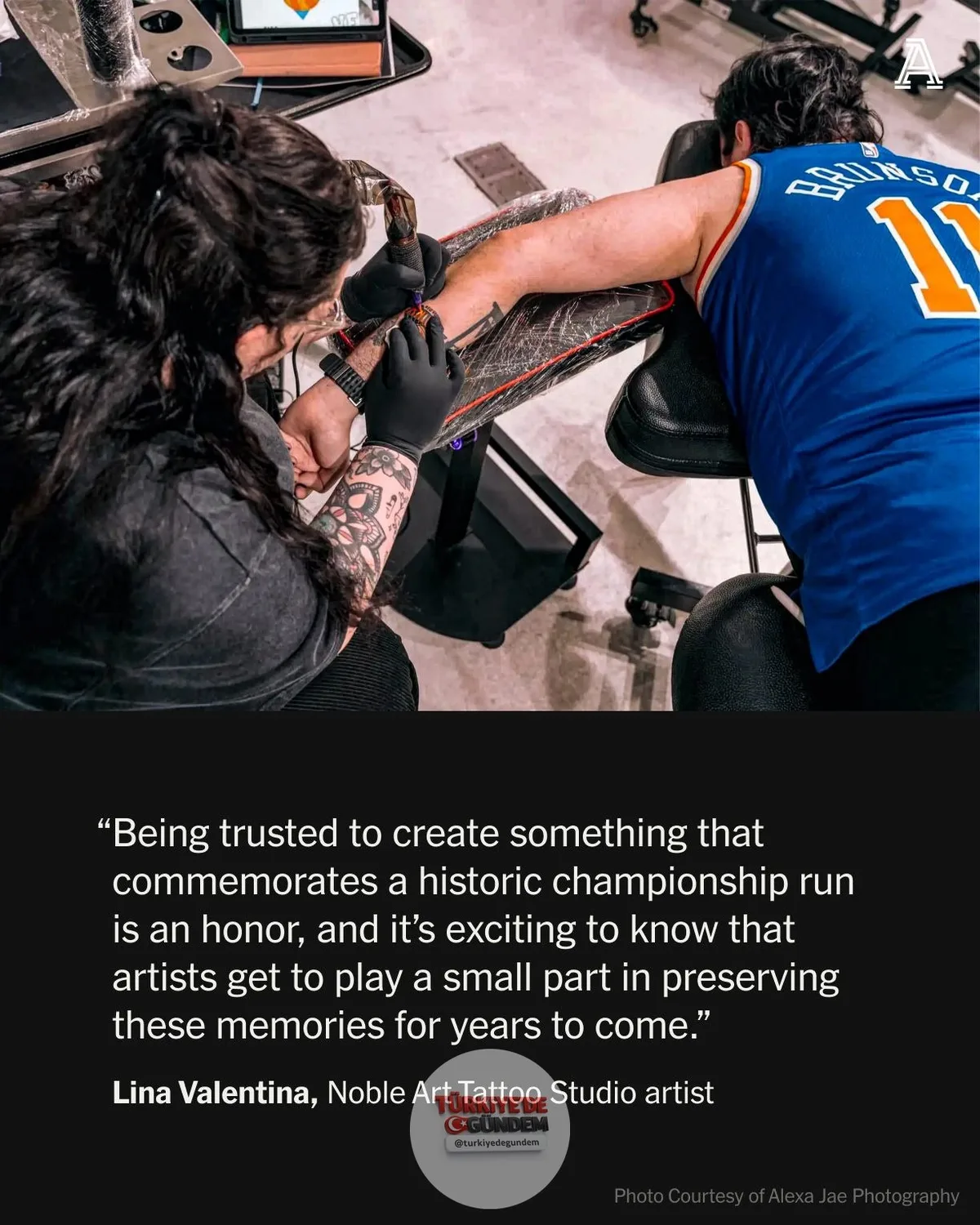 New York City'de dövme mürekkebine olan talep hızla artıyor. Bir sanat eserinden çok daha fazlası olan bu Knicks dövmeleri, ten üzerine yazılmış birer aşk mektubu niteliğinde; henüz bir şampiyonluk gelmemiş olsa bile inanmaya cüret eden taraftarların