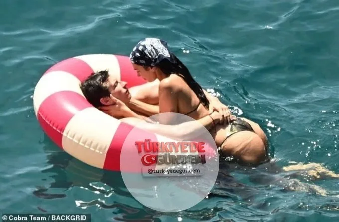Yeni evlenen Dua Lipa ve Callum Turner, balayı için gittikleri İtalya'da görüntülendi.