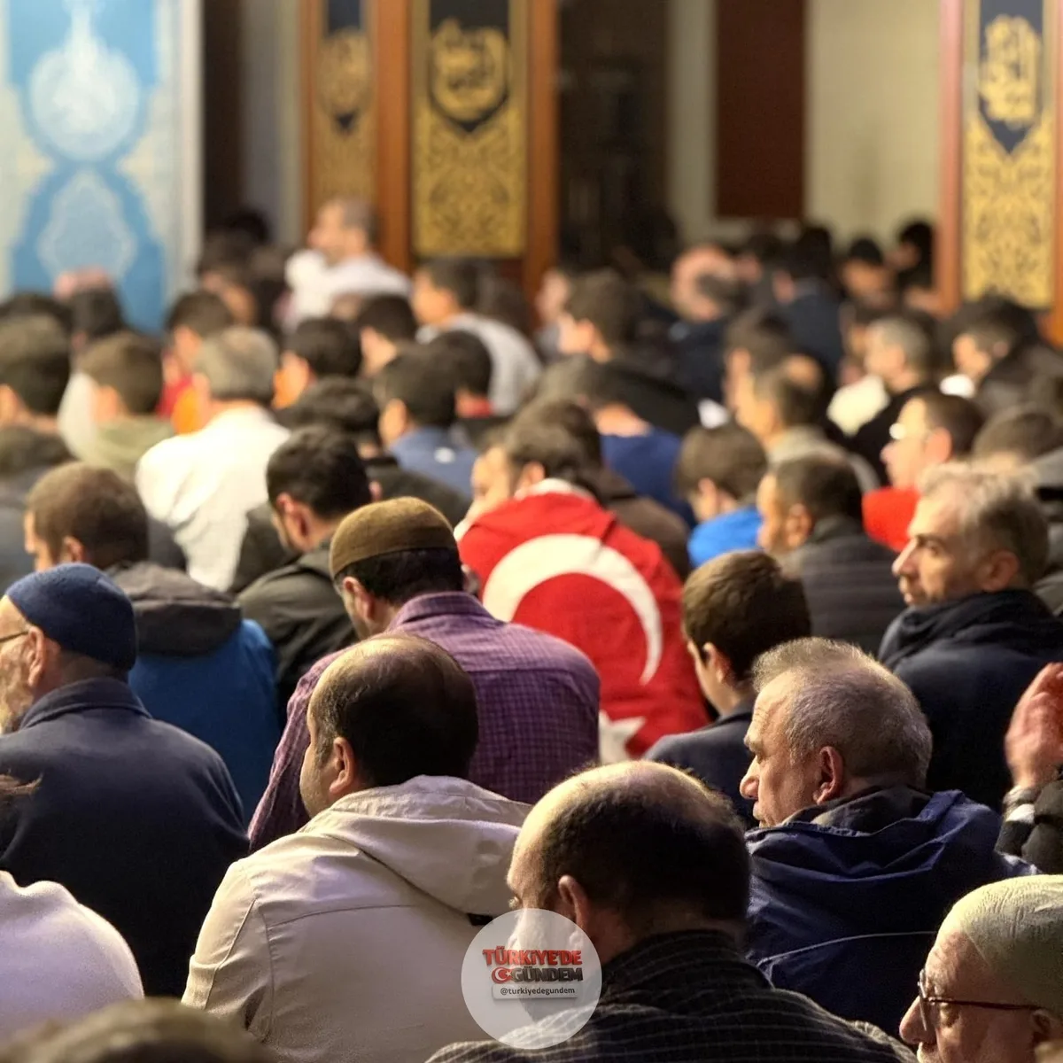 Milli maç öncesinde vatandaşlar, üzerlerinde milli formalarla sabah namazı için saf tuttu.