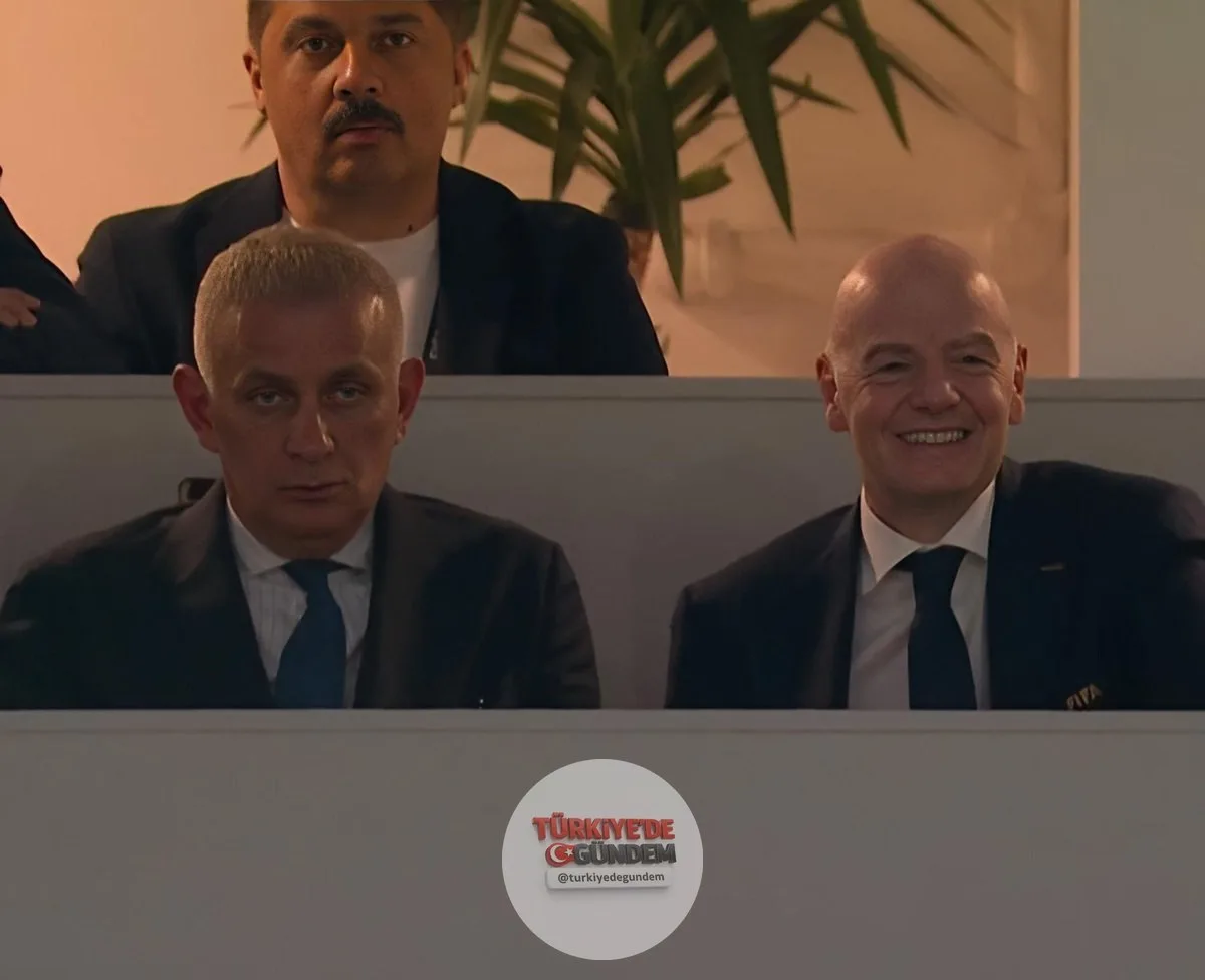 İbrahim Hacıosmanoğlu ve FIFA Başkanı Gianni Infantino, Avustralya maçını birlikte izliyor.