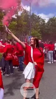 Rus model Svetlana Alekseeva, Türkiye'ye destek vermek için Vancouver Stadyumu'nda.