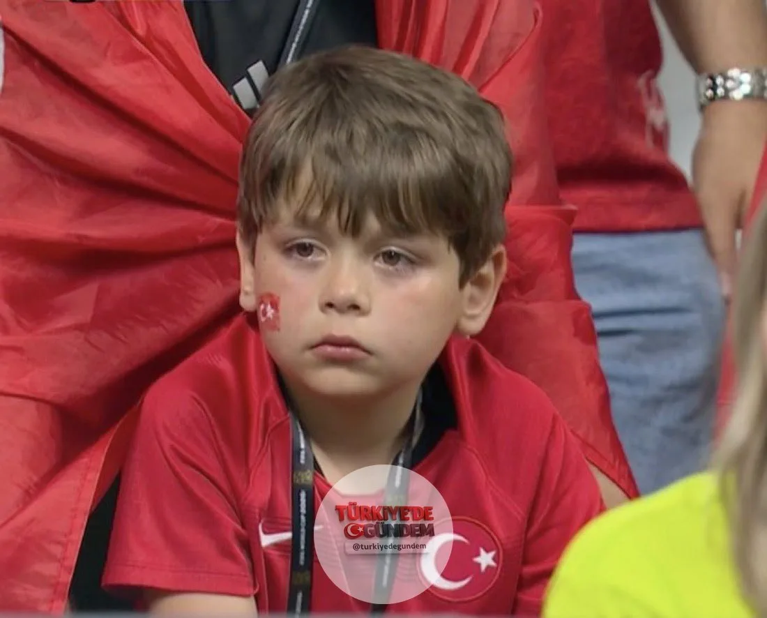 Maçın son dakikalarında ekrana yansıyan küçük bir taraftarın görüntüsü: