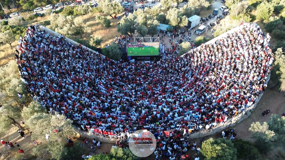 Milli maç, Kaş Antiphellos Antik Tiyatrosu'nda izlendi.