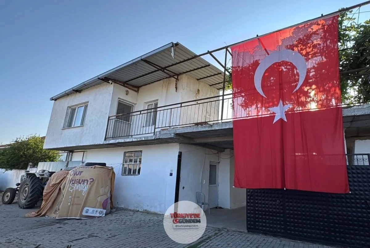 Şehit polis memuru Tayfun Baş'ın Aydın'daki babaevine Türk bayrağı asıldı