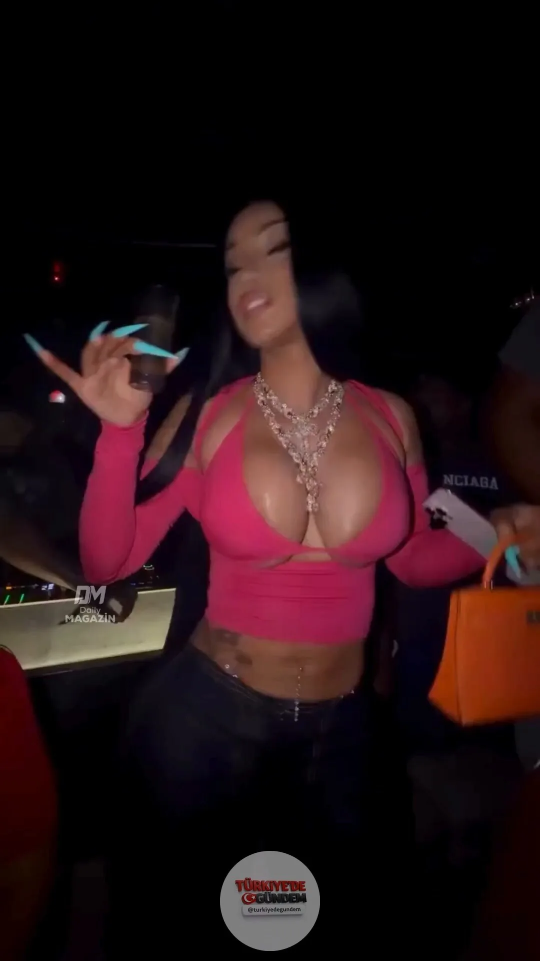 Cardi B, bir clubda DJ yanında eğlenirken görüntülendi