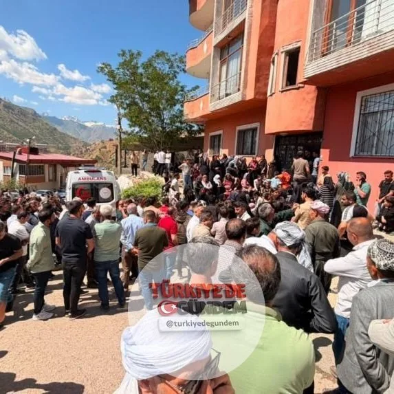 Hakkari'de bir uzman çavuş, kayınpederinin evini basarak 4 kişiyi öldürdü. Şüpheli, olayın ardından intihar girişiminde bulunarak ağır yaralandı.