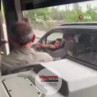 İstanbul Esenyurt'ta bir İETT şoförü ile otomobil sürücüsü arasında yol verme tartışması çıktı. Sürücüye tüküren İETT şoförü, "Benim 4 yaşındaki çocuğum da küfrediyor. Senin ondan ne farkın var?" ifadelerini kullandı.