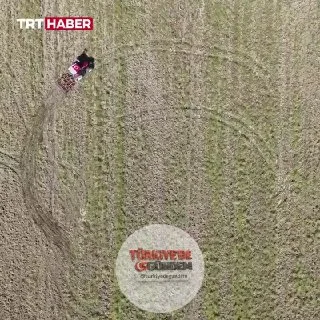 Eskişehirli bir çiftçi, Milli Takım'a destek vermek için traktörüyle tarlasına ay-yıldız çizdi.