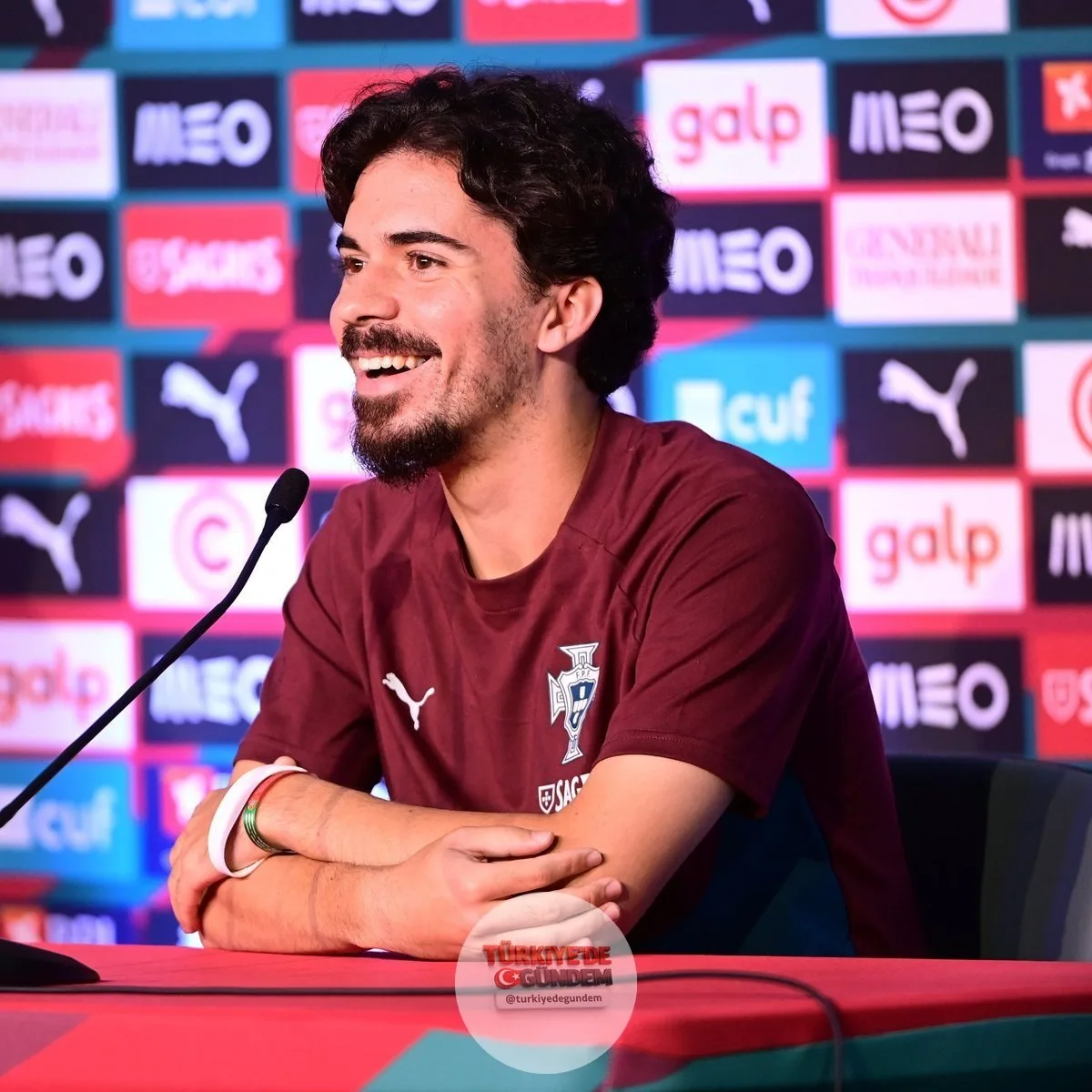 Vitinha, Cristiano Ronaldo'nun son Instagram paylaşımı hakkında şunları söyledi: "26 yaşındayım ve onunki gibi bir fiziğe sahip değilim. Bu Photoshop değil, gerçekten inanılmaz. 41 yaşında hâlâ bu formda olması, sağlığına ne kadar önem verdiğini göst