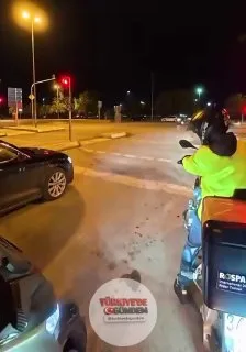 İstanbul'da aşırı hızla ilerleyen bir araç, dönüş yapmaya çalışan başka bir otomobille çarpıştıktan sonra alev alarak topa döndü. Kazada 2'si ağır olmak üzere toplam 4 kişi yaralandı.