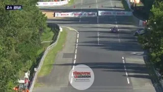 LE MANS'TA BÜYÜK KAZA: Manthey Porsche'nin bariyerlere çarpması sonucu güvenlik aracı piste girdi.
