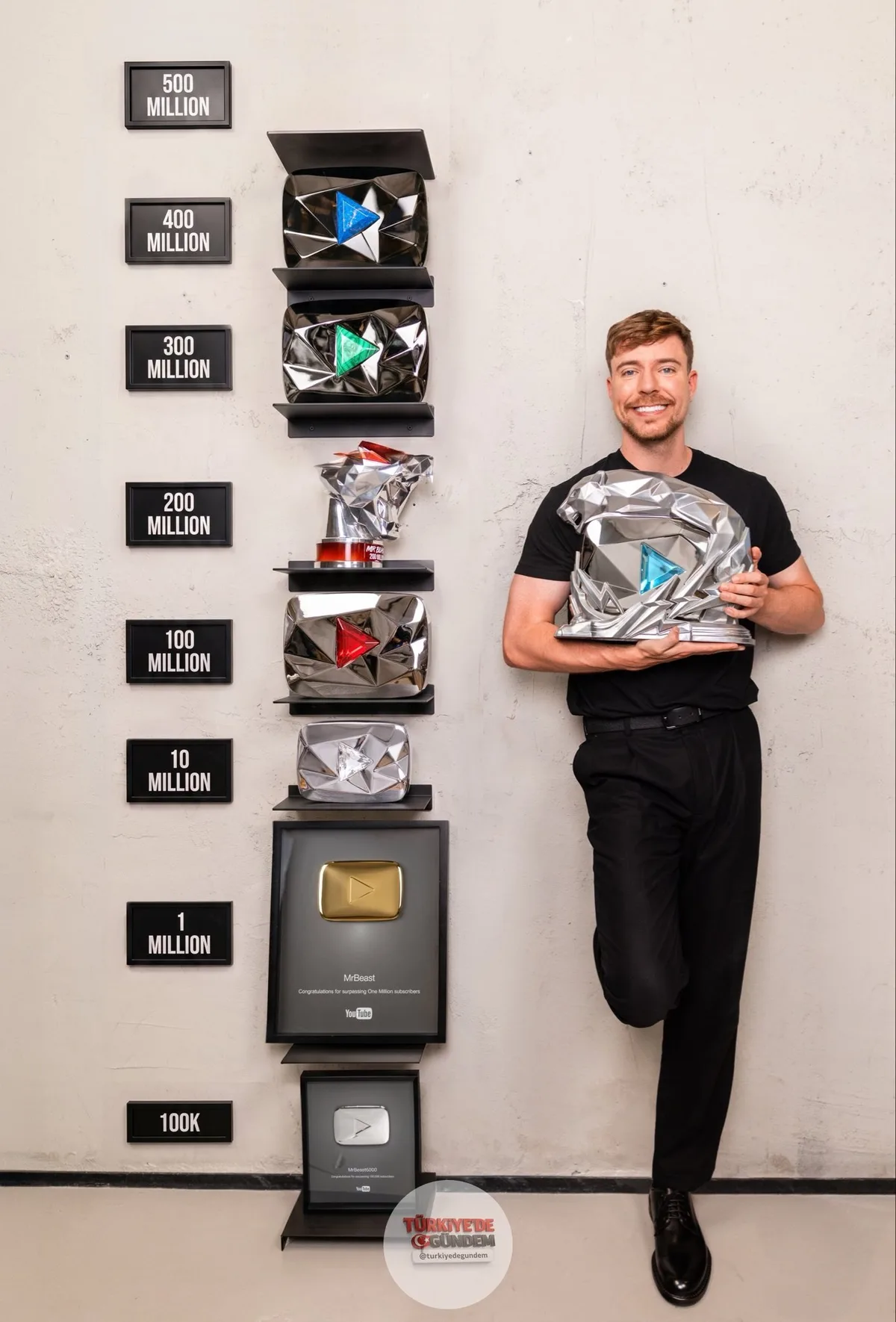 500 milyon aboneye ulaşan MrBeast, kazandığı tüm YouTube plaketlerini paylaştı.