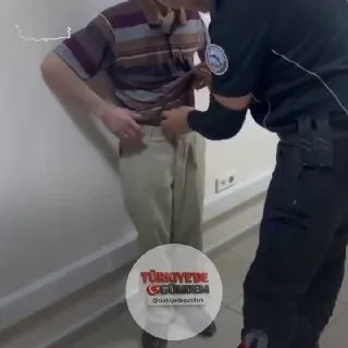 Hatay'da yakalanan firari hükümlünün vücuduna bantla yapıştırdığı 500 gram esrar ele geçirildi