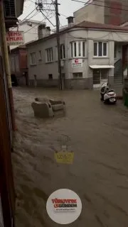 Manisa'nın Salihli ilçesinde bir vatandaş, sağanak sonrası meydana gelen selde bir koltuğun sürüklendiği anları görüntüledi.
