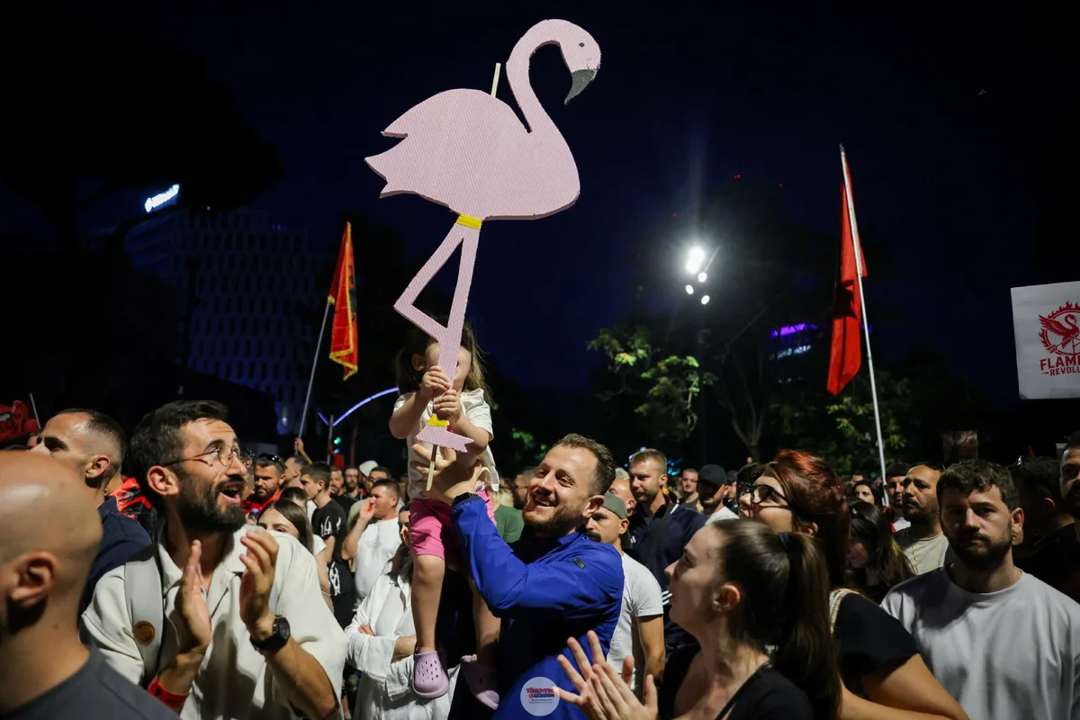 Arnavutluk'un başkenti Tiran sokakları, Jared Kushner tarafından planlanan lüks tatil köyüne karşı düzenlenen ve "Flamingo Devrimi" olarak adlandırılan protestolarla doldu. Göstericiler ellerinde flamingo figürleriyle tepkilerini dile getirirken, kon