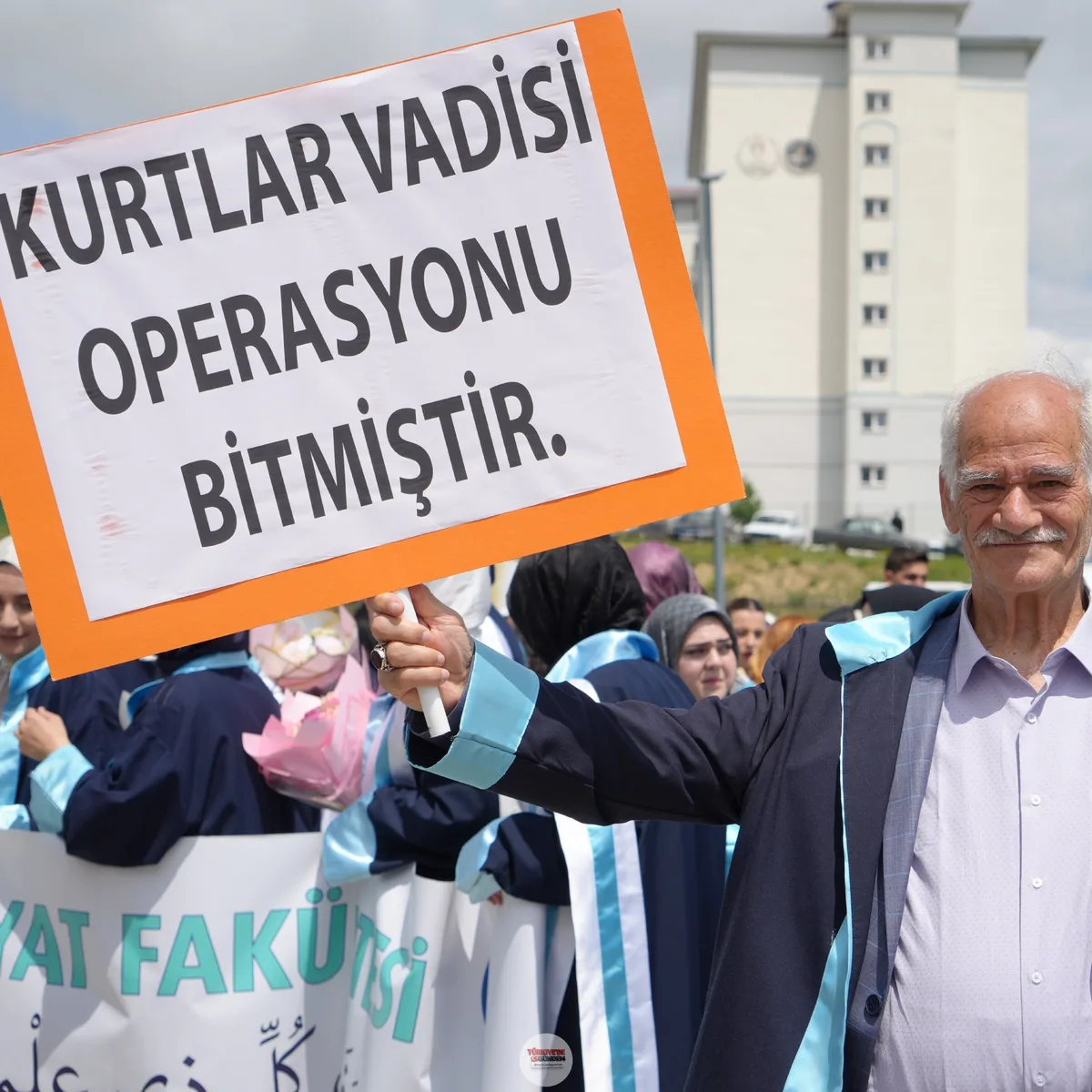 Bayburt'ta 71 yaşında üniversiteye başlayan Veysel Gider, 75 yaşında mezun oldu: "Kurtlar Vadisi operasyonu bitti."
