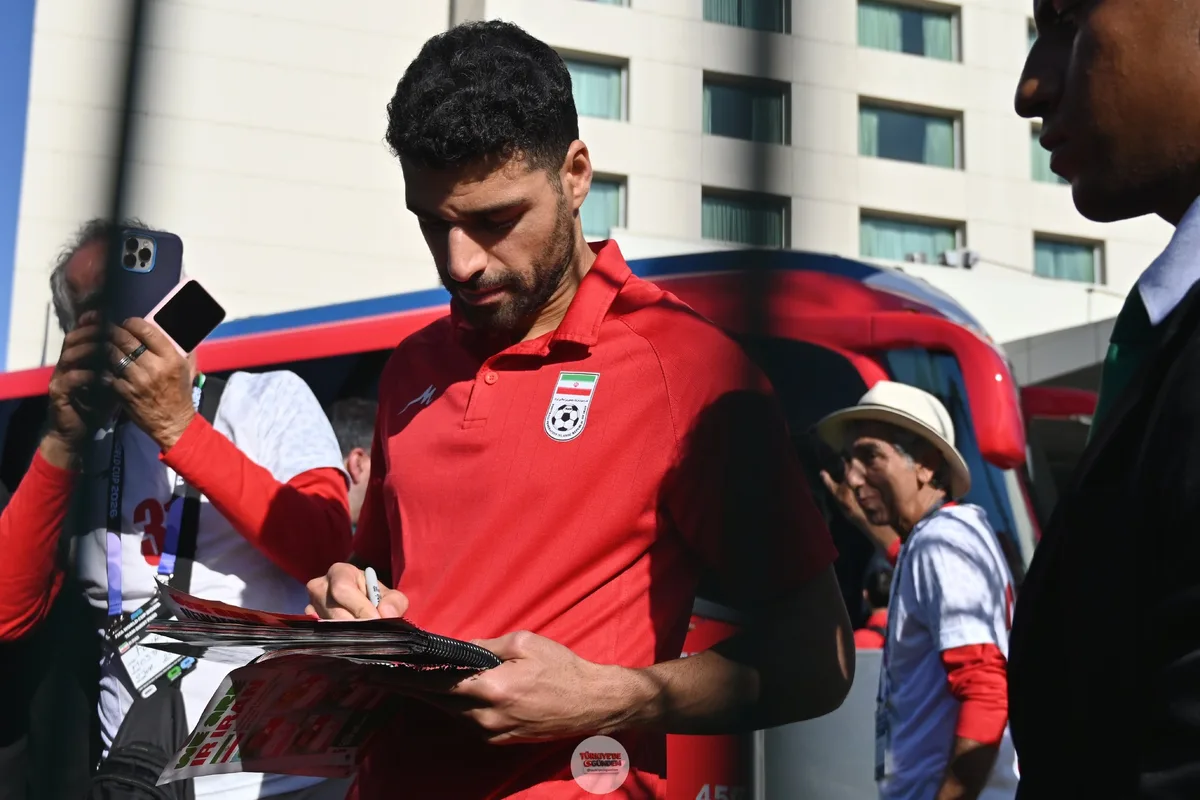 Mehdi Taremi: Bu turnuvadan sadece İranlılar değil, hakemler bile olumsuz etkilendi. Biz buraya futbol oynamaya geldik; siyasi meselelerin içine çekilmek istemiyoruz.