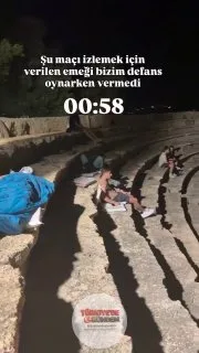 Kaş'taki Antiphellos Antik Tiyatrosu’nda Türkiye maçını izleyebilmek için gece saatlerinden beklemeye başlayan kişileri paylaşan vatandaş: "Şu maçı izlemek için verilen emeği bizim defans oynarken vermedi."
