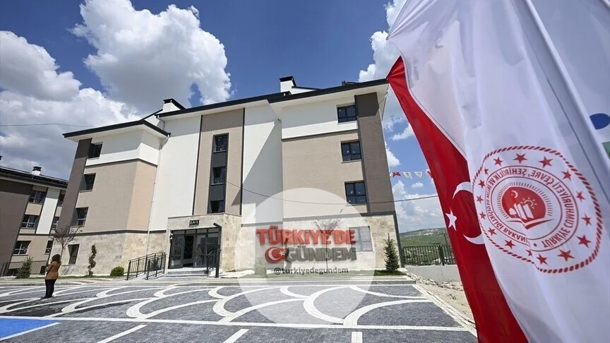 TOKİ'nin 64 ildeki 20 bin konut için açık satış kampanyası bugün başlıyor: İlk başvurana avantaj Satış sürecini Ziraat Bankası ve Halkbank şubeleri yürütecek Gelir sınırı veya projenin yapıldığı ilde ikamet etme zorunluluğu bulunmuyor Bir hane halkın