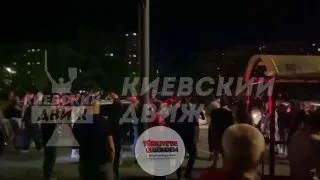 Ukrayna'nın başkenti Kiev'de sabahın erken saatlerinde, askeri yetkililerin sokaktaki bir genci zorla götürmeye çalışması üzerine kitlesel protesto patlak verdi.