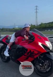 7 yaşındaki Zayn Sofuoğlu'nun 450 beygir gücündeki motosikleti kullandığı anlara ait videolar, kendi Instagram hesabından paylaşıldı.