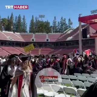 Stanford Üniversitesi'ndeki mezuniyet töreninde öğrenciler, konuşma yapan Google CEO'su Sundar Pichai'yi "Filistin'e özgürlük" sloganlarıyla protesto etti.