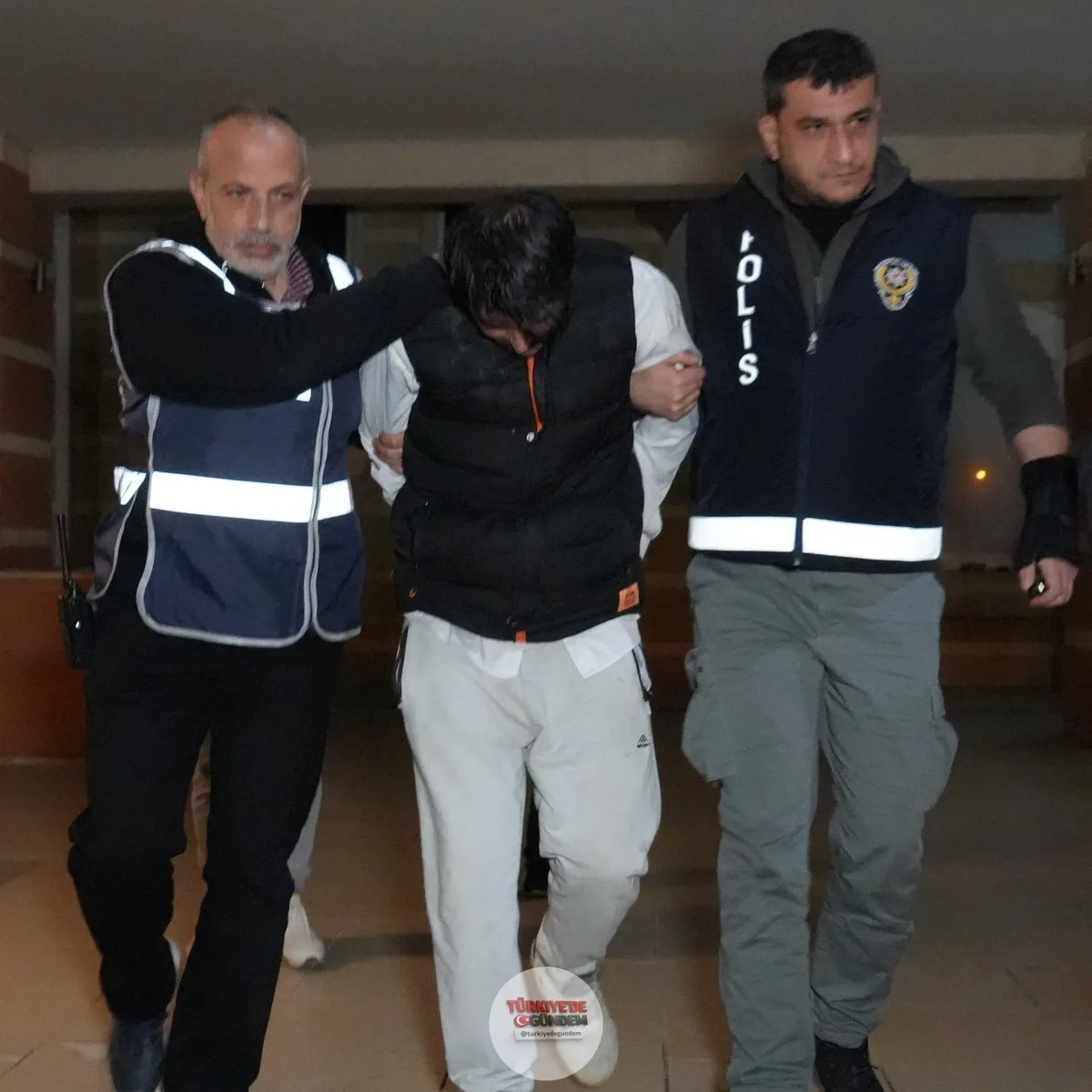 Kastamonu'da 8 aylık hamile eşini öldürdükten sonra 1,5 yaşındaki çocuğuyla birlikte cesetle yaklaşık 10 gün aynı evde yaşayan şahıs, ağırlaştırılmış müebbet hapis cezasına çarptırıldı.