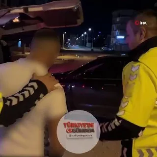 Aksaray'da kavşağa çarpan sürücü, alkol kontrolü sırasında polis ekiplerine ve basın mensuplarına tepki gösterdi: "Bende alkol yok, sinir hastalığım var. Çekmeyin beni!"