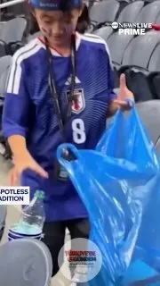 Japon taraftarlar, takımlarının Hollanda ile 2-2 berabere kaldığı maçın ardından Dünya Kupası'ndaki stadyum temizleme geleneğini sürdürdü.