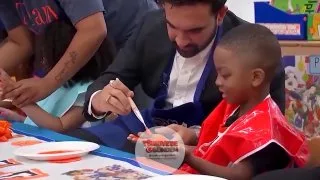 Brooklyn'deki minik Knicks taraftarları, takımın şampiyonluk kutlamaları öncesinde düzenlenen geçit töreni için hazırlanan pankartı mavi ve turuncu el izleriyle süsleyerek New York'un basketbol kahramanlarına destek verdi.