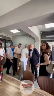 Celal Şengör, gittiği meşhur köfteci dükkanının yıkılacağını öğrenince şaşkınlığını gizleyemedi. -Burası yıkılacak. +Kim yıkıyor? -Belediye, tehlike arz ediyormuş. +Yapma yav