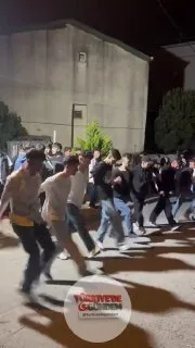Gençler, yabancı bir şarkıyla halaya özgün bir dokunuş kattı.